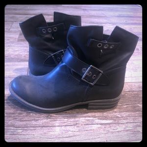 Cathy Jean short black boots size 8